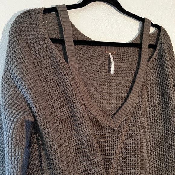 Free People Cold Shoulder Green Waffle Knit Raw Hem Oversized Top Size M - Picture 4 of 8